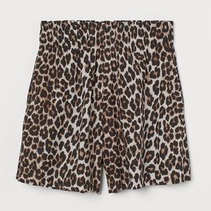 NWT H&M Basics High Waisted Shorts in Black/Leopard Print Women’s Size XS